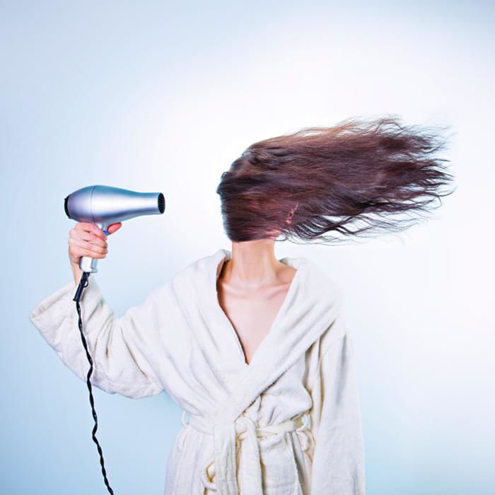 Deve-se secar o cabelo com o secador?